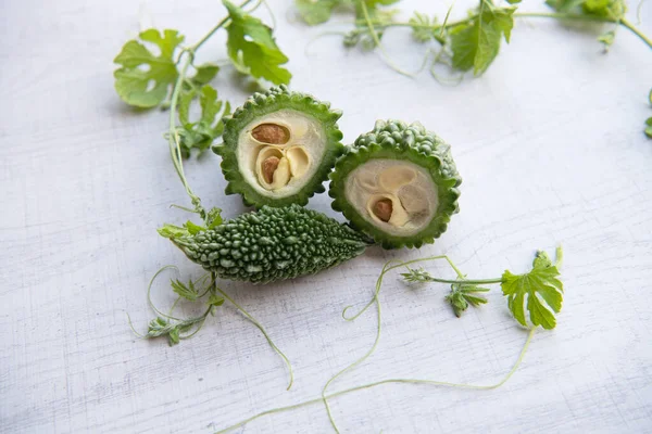 Acı kabak ya da beyaz ahşap arka planda sarmaşıklı acı kavun