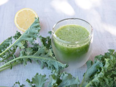 Beyaz ahşap kaplamalı organik lahana püresi. Sağlıklı yemek.