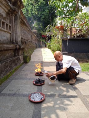 Fotoğraf Yayınevi, Doğu Jakarta, Endonezya, 26 Eylül 2021, Man Burning veya hazırlanan kömür dupa veya Myrrh, tütsü 