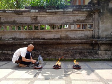 Fotoğraf Yayınevi, Doğu Jakarta, Endonezya, 26 Eylül 2021, Man Burning veya hazırlanan kömür dupa veya Myrrh, tütsü 