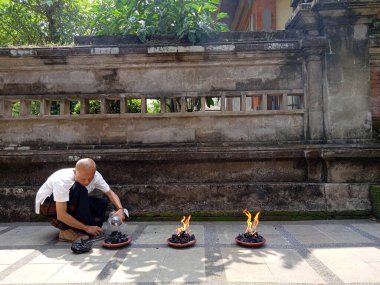 Fotoğraf Yayınevi, Doğu Jakarta, Endonezya, 26 Eylül 2021, Man Burning veya hazırlanan kömür dupa veya Myrrh, tütsü 