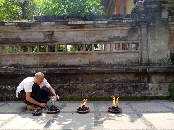Fotoğraf Yayınevi, Doğu Jakarta, Endonezya, 26 Eylül 2021, Man Burning veya hazırlanan kömür dupa veya Myrrh, tütsü 