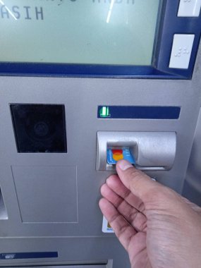 Editör Fotoğrafı, Endonezya, Doğu Jakarta, 02 Ekim 2021, BCA ATM 'de Erkek Giriş Kartı