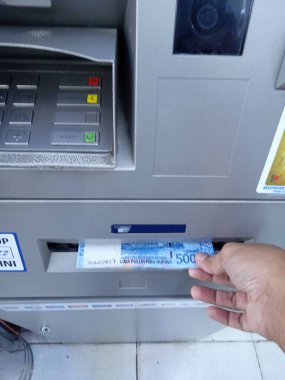 Editör Fotoğrafı, Endonezya, Doğu Jakarta, 02 Ekim 2021, Man Take Money 50000 rupiah ATM BCA