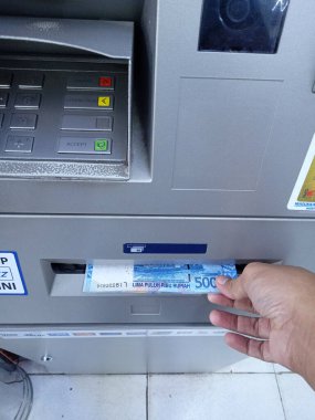 Editör Fotoğrafı, Endonezya, Doğu Jakarta, 02 Ekim 2021, Man Take Money 50000 rupiah ATM BCA