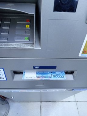 Editör Fotoğrafı, Endonezya, Doğu Jakarta, 02 Ekim 2021, Man Take Money 50000 rupiah ATM BCA