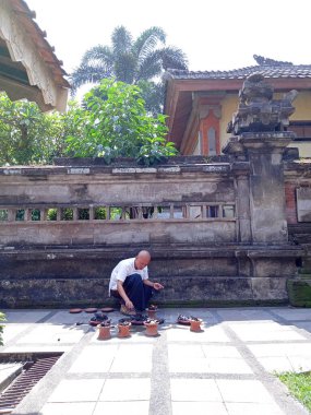 Fotoğraf Yayın Yönetmeni, TMII, Taman Mini Endonezya Indah, Doğu Cakarta, Endonezya, 26 Eylül 2021, Fotoğrafçı, fotoğrafçı, kömür dupası ya da tütsü hazırlarken,