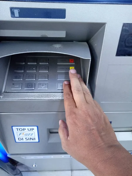 Editör Fotoğrafı, Endonezya, Doğu Jakarta, 02 Ekim 2021, BCA ATM 'de Man Press Numarası Düğmesi