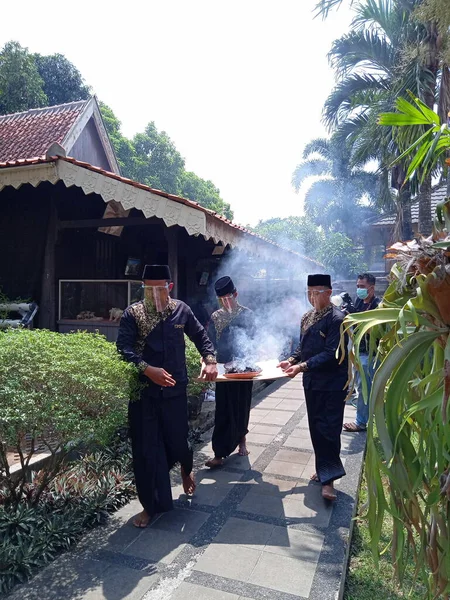 Fotoredaktion Tmii Ostjava Jakarta September 2021 Männer Bringen Rauchende Holzkohle — Stockfoto