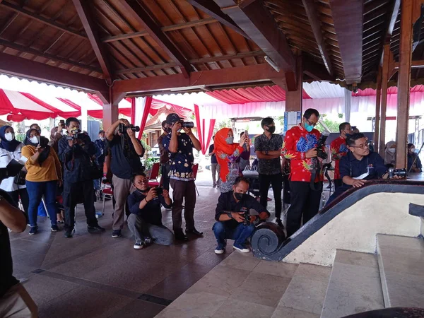 Fotoğraf Yayın Yönetmeni: TMII, Taman Mini Endonezya Indah, Doğu Jakarta, Endonezya, 26 Eylül 2021, Fotoğrafçı: Sumenep Gelini ve Sintong Dansçı Yürüyüşü 