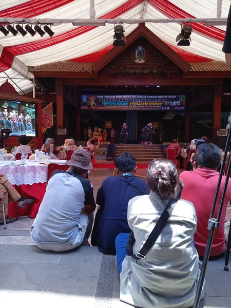 Fotoğraf Yayın Yönetmeni: TMII, Taman Mini Endonezya Indah, Doğu Jakarta, Endonezya, 26 Eylül 2021, Fotoğrafçı: Sumenep Gelini ve Sintong Dansçı Yürüyüşü 