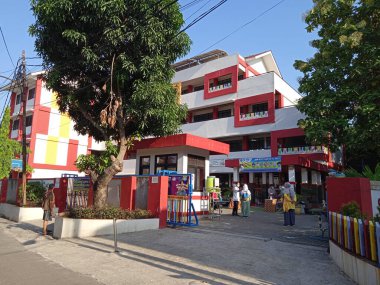 Editör Fotoğrafı, Endonezya, Doğu Jakarta, Condet, 01 Ekim 2021, İlköğretim Okulu, Çevrimdışı Okul veya PTM için kuyruğa giren öğrenci, tıbbi protokol, Pertemuan Tatap Muka Covid-19 Salgını sırasında 