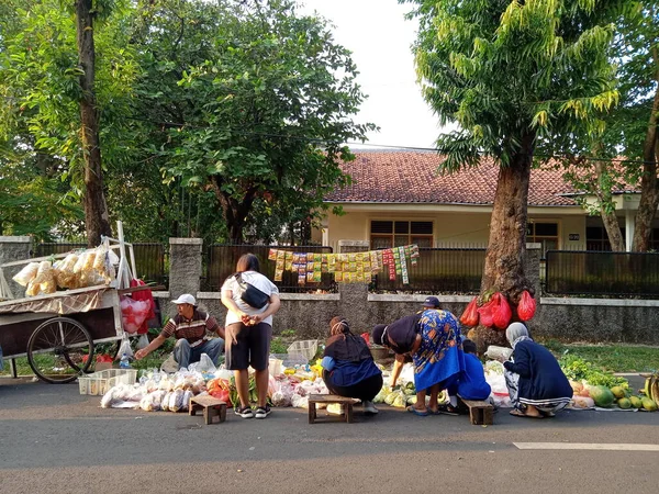 写真編集 9月2021 東ジャカルタ インドネシア ストリートマーケット野菜の売り手と買い手 — ストック写真