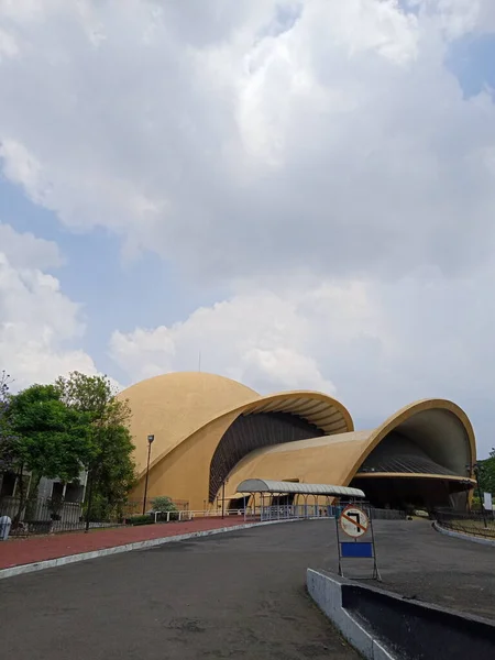 Фото Indonesia East Jakarta Keong Emas Golden Snail Theatre Taman — стоковое фото