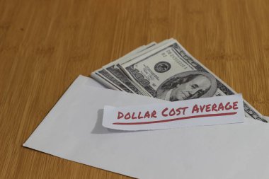 Kavramsal Fotoğraf, Beyaz Zarf içindeki para kağıdı ve Dolar Maliyeti Ortalaması, veya DCA altın kural yatırımı