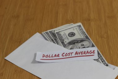 Kavramsal Fotoğraf, Beyaz Zarf içindeki para kağıdı ve Dolar Maliyeti Ortalaması, veya DCA altın kural yatırımı