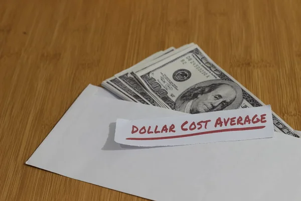 Kavramsal Fotoğraf, Beyaz Zarf içindeki para kağıdı ve Dolar Maliyeti Ortalaması, veya DCA altın kural yatırımı