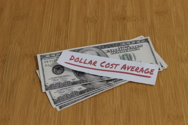 Kavramsal Fotoğraf, Rastgele Para Kağıdı ve Dolar Maliyeti Ortalaması veya DCA altın kural yatırımı