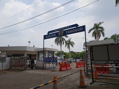 Editör Fotoğrafı, Endonezya, Doğu Jakarta, Samsat Ofisi, 13 Ekim 2021, Samsat Kapısı, One Stop İdare Ofisi Polis Teşkilatı Covid-19 ve PPMK