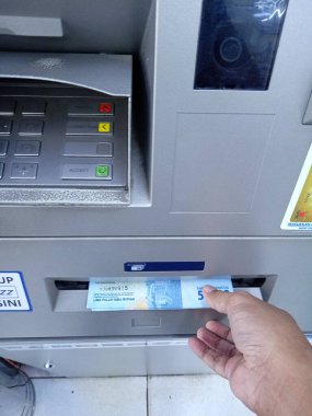 Editör Fotoğrafı, Endonezya, Doğu Jakarta, 02 Ekim 2021, Man Take Money 50000 rupiah ATM BCA