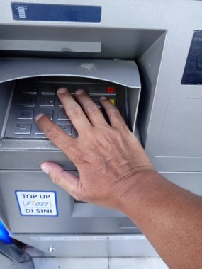 Editör Fotoğrafı, Endonezya, Doğu Jakarta, 02 Ekim 2021, BCA ATM 'de Man Press Numarası Düğmesi