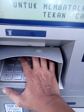 Editör Fotoğrafı, Endonezya, Doğu Jakarta, 02 Ekim 2021, BCA ATM 'de Man Press Numarası Düğmesi