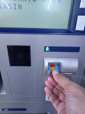 Editör Fotoğrafı, Endonezya, Doğu Jakarta, 02 Ekim 2021, BCA ATM 'de Erkek Giriş Kartı