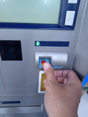 Editör Fotoğrafı, Endonezya, Doğu Jakarta, 02 Ekim 2021, BCA ATM 'de Erkek Giriş Kartı