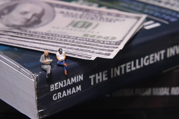 Editör Kavramsal Yakın Çekim Fotoğrafı, DKI Jakarta Endonezya, 30 Ekim 2021, Genç ve Yaşlı İşadamı Book benjamin graham 'da oturuyor.