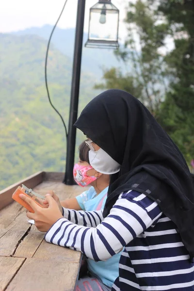 Indonesia Jalá Islam Girl Hold Kalimba Instrumento Música Acústica África —  Fotos de Stock