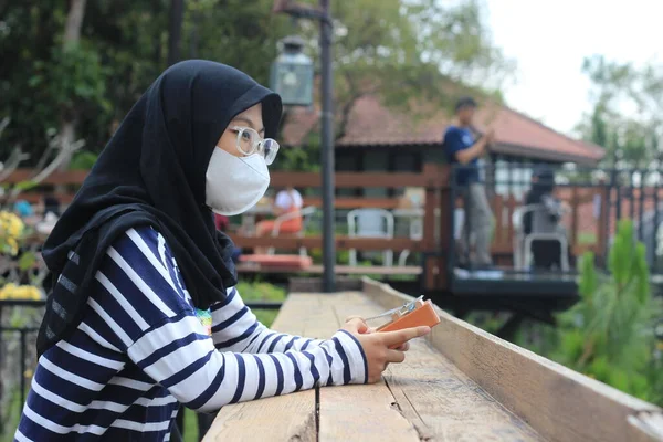Indonesia Muslimah Islam Girl Hold Kalimba Ακουστικό Μουσικό Όργανο Από — Φωτογραφία Αρχείου