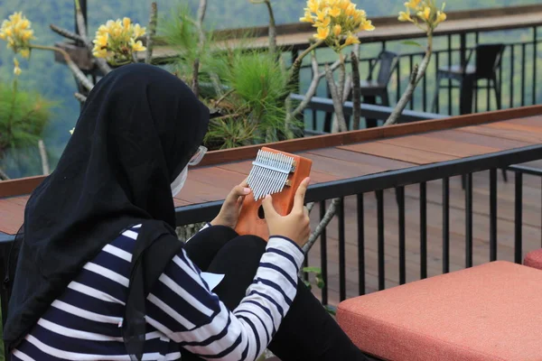 Indonesien Muslimah Eller Islam Flicka Hold Kalimba Akustisk Musik Instrument — Stockfoto
