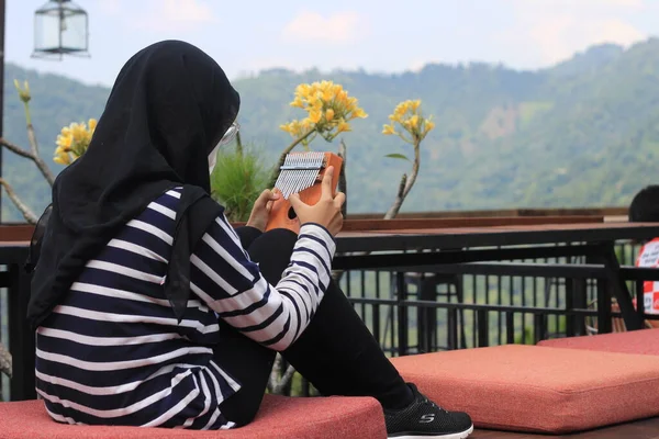 Indonesia Muslimah Atau Islam Girl Hold Kalimba Instrumen Musik Akustik — Stok Foto