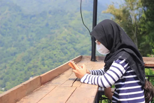 Indonésie Muslimah Nebo Islam Girl Hold Kalimba Akustický Hudební Nástroj — Stock fotografie