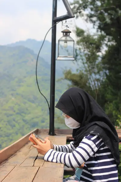 Indonesia Muslimah Atau Islam Girl Hold Kalimba Instrumen Musik Akustik — Stok Foto