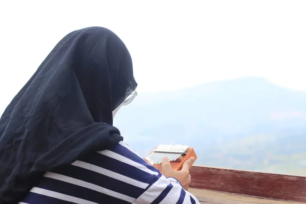 Indonesia Jalá Islam Girl Hold Kalimba Instrumento Música Acústica África —  Fotos de Stock