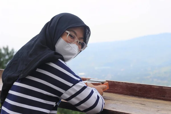 Indonesia Muslimah Islam Girl Hold Kalimba Akoestisch Muziekinstrument Uit Afrika — Stockfoto