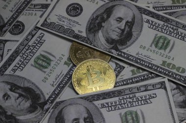 Kavramsal Fotoğraf, doların ötesinde 2 bitcoin kağıt para