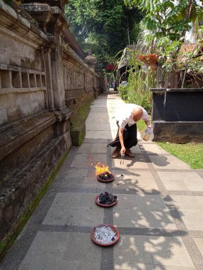 Fotoğraf Yayınevi, Doğu Jakarta, Endonezya, 26 Eylül 2021, Man Burning veya hazırlanan kömür dupa veya Myrrh, tütsü 