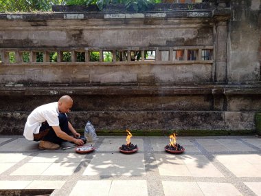 Fotoğraf Yayınevi, Doğu Jakarta, Endonezya, 26 Eylül 2021, Man Burning veya hazırlanan kömür dupa veya Myrrh, tütsü 