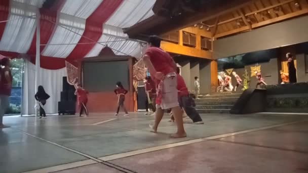 映像はありませんサウンド編集 タマンミニインドネシアインド 東ジャワ館やAnjungan Tmii 男の子と女の子はGlipang伝統舞踊を練習 — ストック動画