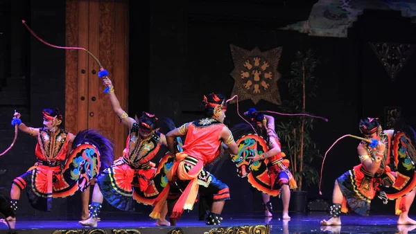 Fotoğraf Editörü, 04 Nisan 2021, TMII, Taman Mini Endonezya Indah, Doğu Java Pavyonu veya Anjungan, 28 Kasım 2021, Jaranan veya Bambu Atı Geleneksel Dans