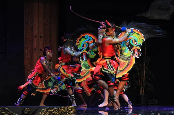 Fotoğraf Editörü, 04 Nisan 2021, TMII, Taman Mini Endonezya Indah, Doğu Java Pavyonu veya Anjungan, 28 Kasım 2021, Jaranan veya Bambu Atı Geleneksel Dans