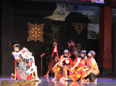 photo editorial, 04 december 2021, tmii, taman mini indonesia indah, east java pavilion or anjungan, 28 november 2021, jaranan or bamboo horse and wild pig or celeng traditional dance