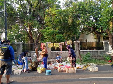 Fotoğraf Editörü, 26 Eylül 2021, Doğu Jakarta, Endonezya, Sokak Marketi Sebze Satıcısı ve Alıcısı, sabah
