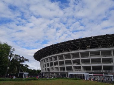 Yayın Fotoğrafı, 27 Kasım 2021, Endonezya, Merkez Jakarta, Garuda Pancasila Gelora Bung Karno veya GBk Building ve spor faaliyetleri yapan insanlar