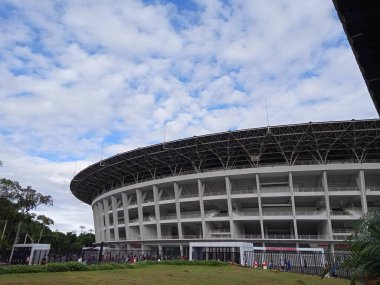 Yayın Fotoğrafı, 27 Kasım 2021, Endonezya, Merkez Jakarta, Garuda Pancasila Gelora Bung Karno veya GBk Building ve spor faaliyetleri yapan insanlar