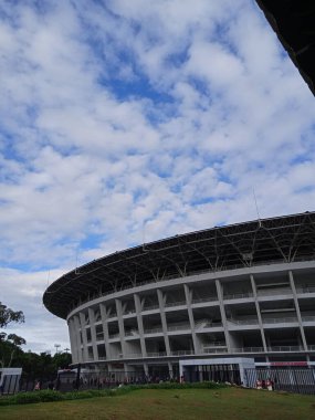 Yayın Fotoğrafı, 27 Kasım 2021, Endonezya, Merkez Jakarta, Garuda Pancasila Gelora Bung Karno veya GBk Building ve spor faaliyetleri yapan insanlar