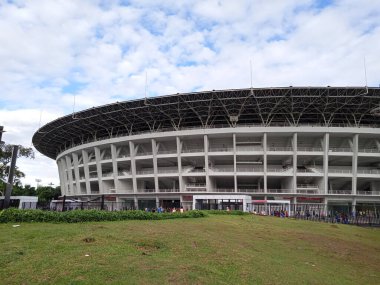 Yayın Fotoğrafı, 27 Kasım 2021, Endonezya, Merkez Jakarta, Garuda Pancasila Gelora Bung Karno veya GBk Building ve spor faaliyetleri yapan insanlar