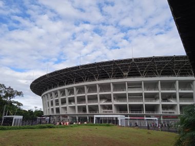 Yayın Fotoğrafı, 27 Kasım 2021, Endonezya, Merkez Jakarta, Garuda Pancasila Gelora Bung Karno veya GBk Building ve spor faaliyetleri yapan insanlar